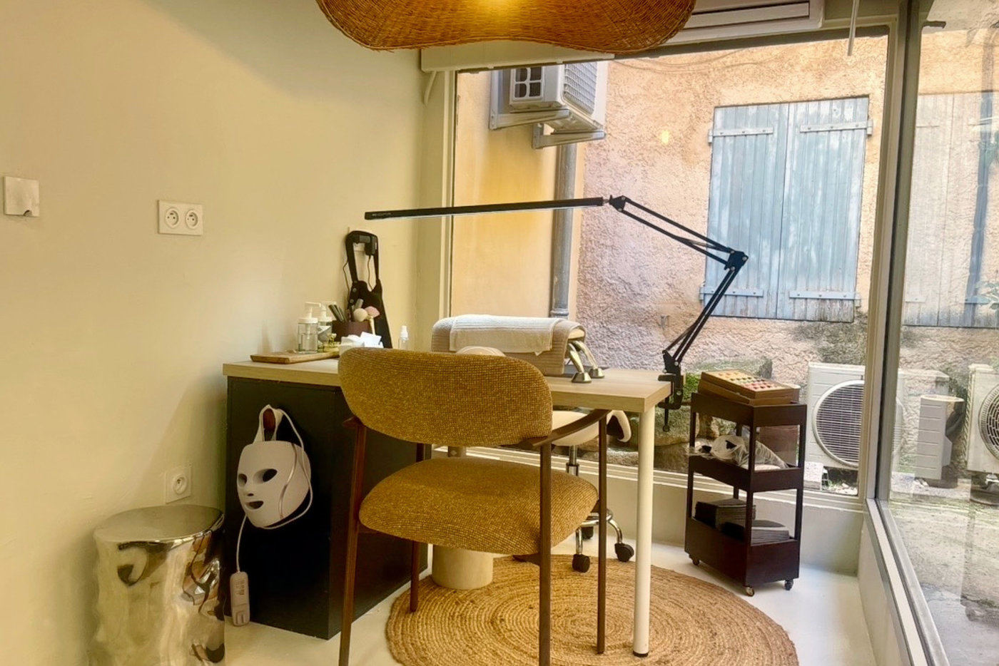 Le salon The Muse Club ouvert sur sa cour à Aix-en-Provence